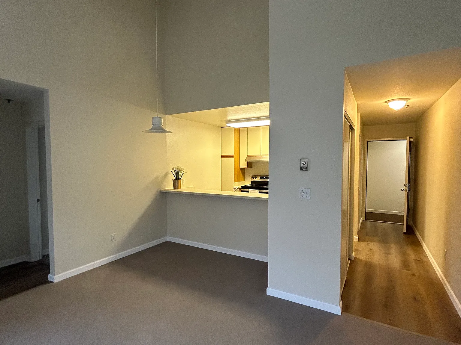 BROADWAY MANOR — Photo 3