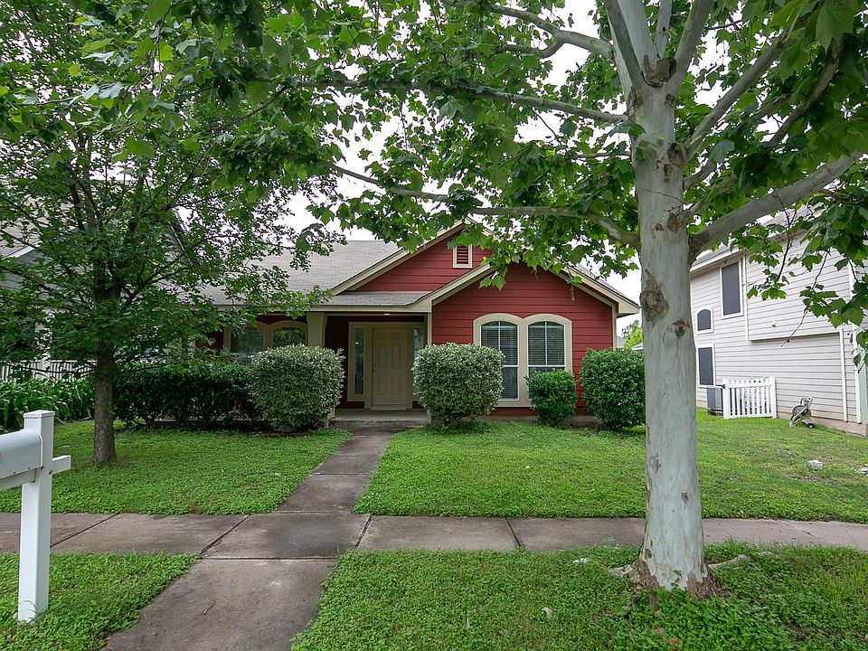 425 Caraway
Sycamore lined street
front yard