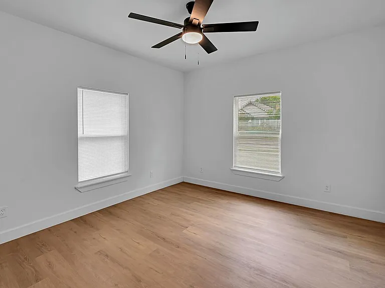 2400 Reuter Ave — Photo 14