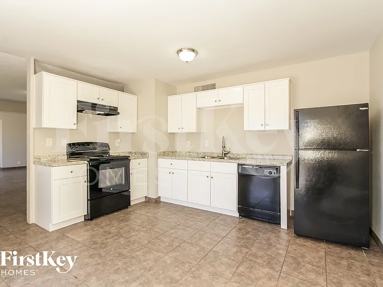 13857 N 48th Ave — Photo 5