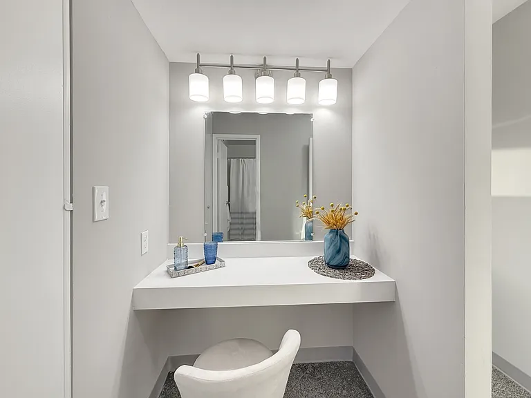 Harbor Tower Apartments — Photo 24