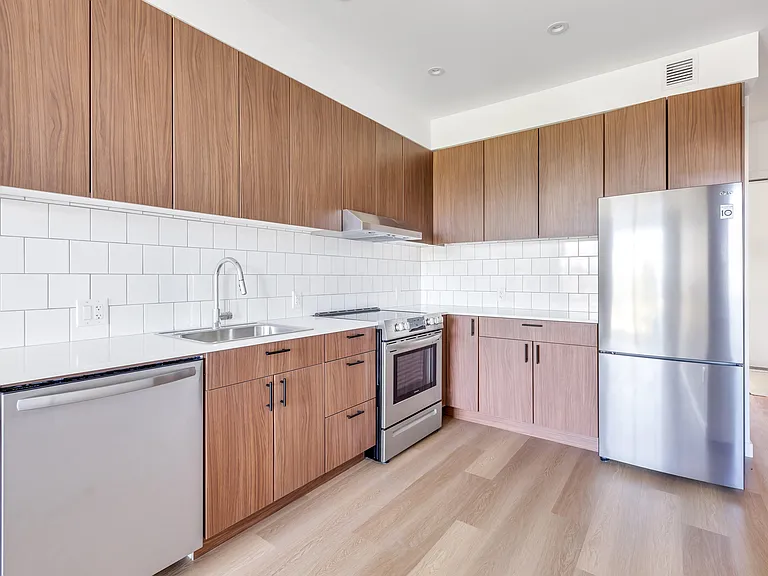 3455 Hastings St E — Photo 59