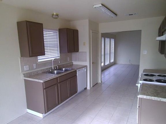 3rd image of 700 W Colony Dr