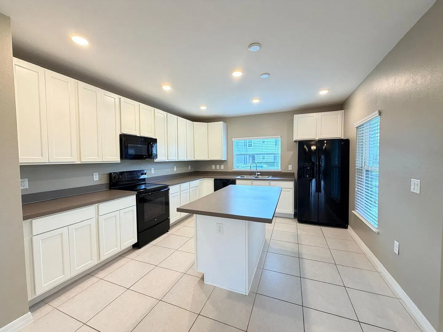 3 bed, 2.5 bath, 1980 sqft, $1,850 — Photo 3