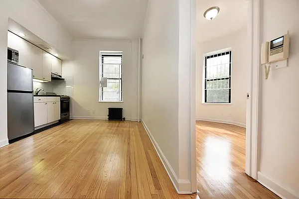 Rented by Buchbinder & Warren | media 4