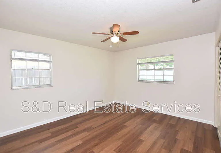 204 Chaucer Ln — Photo 12