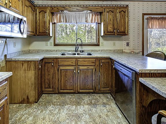 5th image of 211 N Riverview Cir