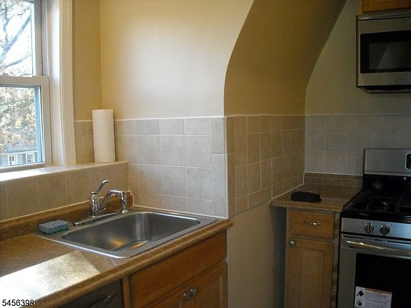 5th image of 301 Penfield Pl