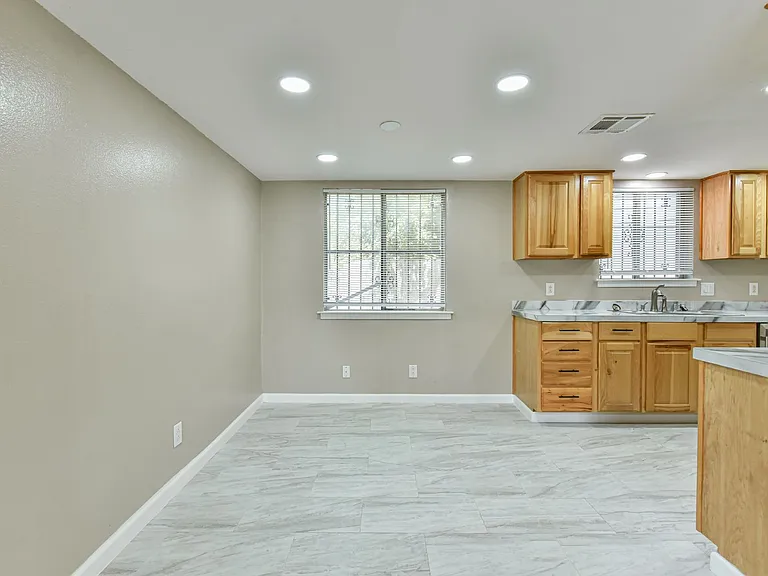 1141 Royal Crest Dr — Photo 15