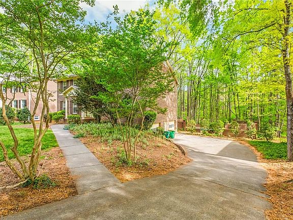 4th image of 578 Maidstone Ln