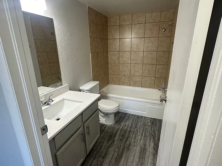 Regency Point Luxury Apartments — Photo 37