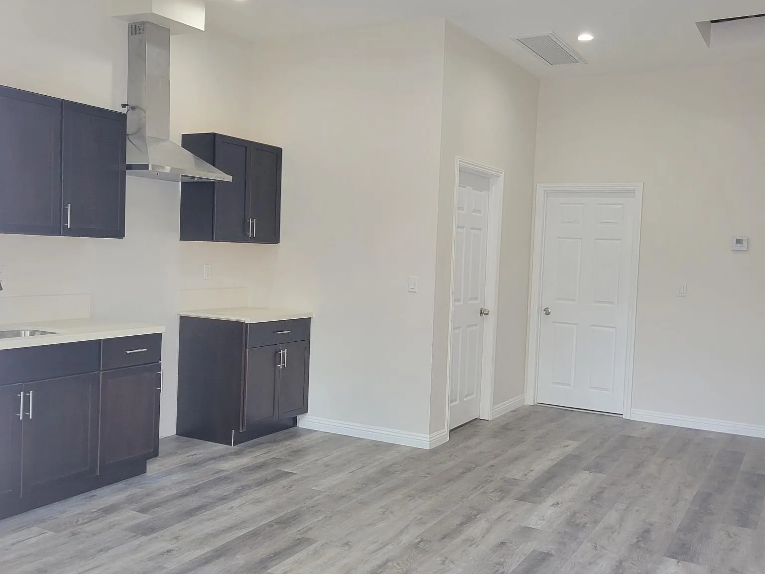 3 bed, 900 sqft, $2,450 — Photo 3