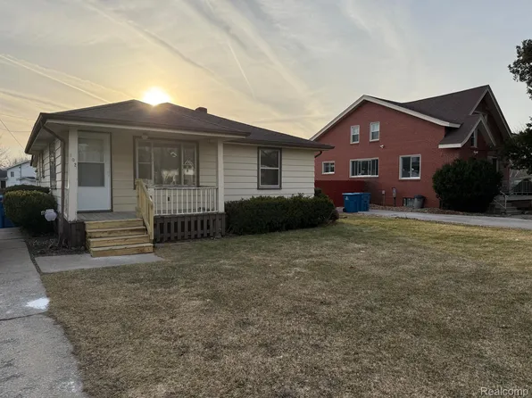102 N Tuscola Rd, Bay City, MI 48708