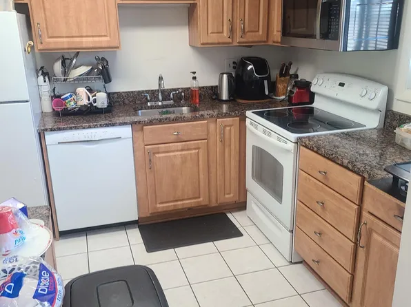 1040 Kings Ct, Herndon, VA 20170