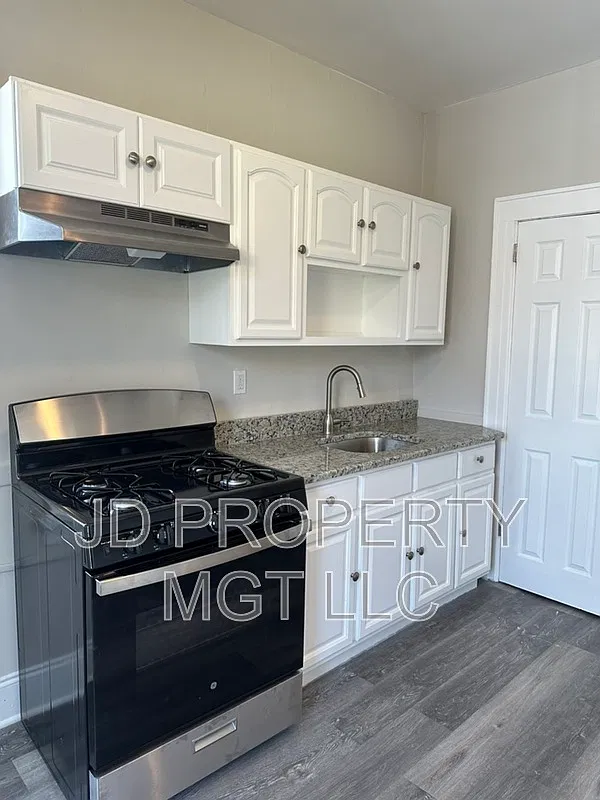 2 bed, 1.0 bath, $2,100 — Photo 2