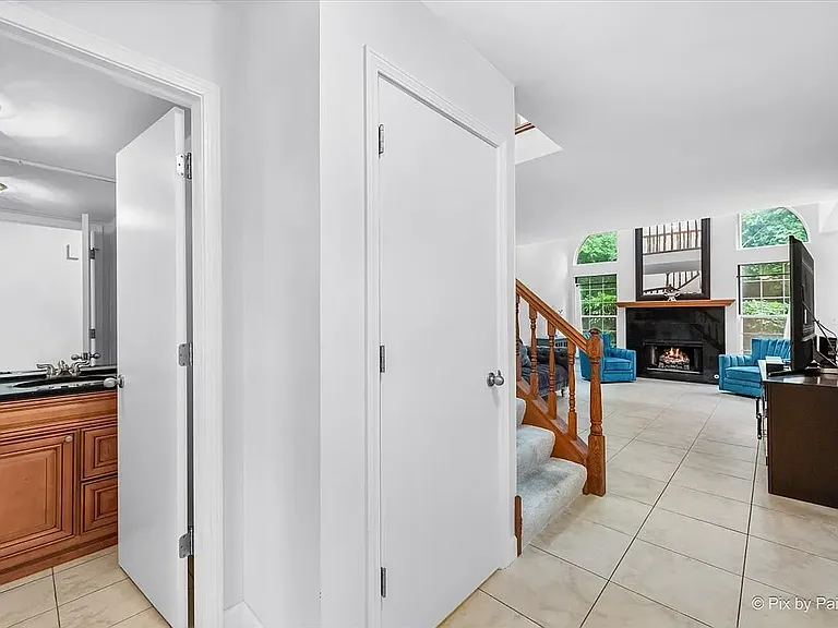 650 Hillview Ct — Photo 4