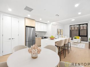 554 W 46th St #215, New York, NY 10036