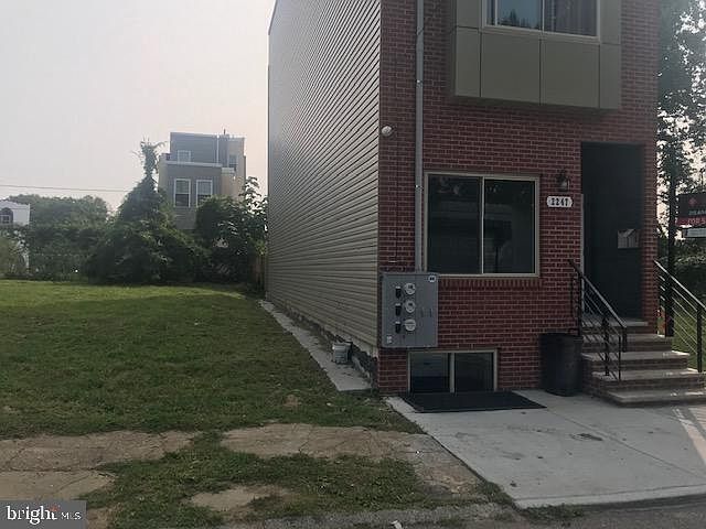 2nd image of 2249 N Franklin St