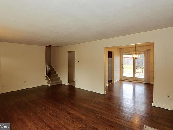 4th image of 10400 Kenmore Dr