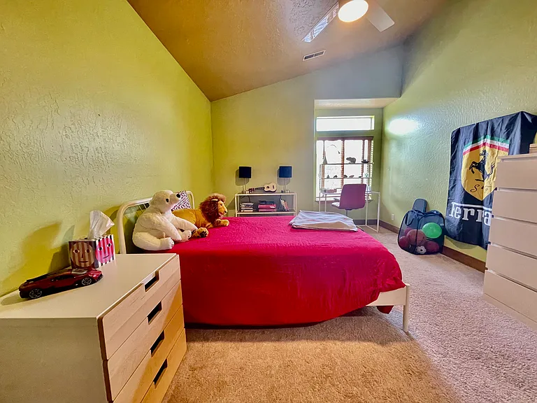 Vaulted ceiling even in the bedroom