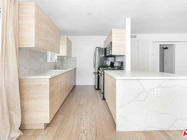 560 N Kings Rd #4 — Photo 3