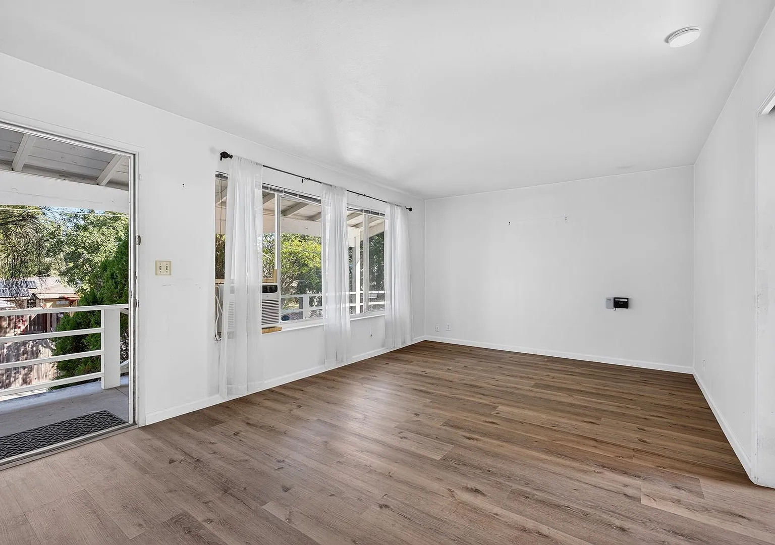 Walnut Creek 2BR Upper Unit with Huge Private Entertaining Patio! — Photo 2