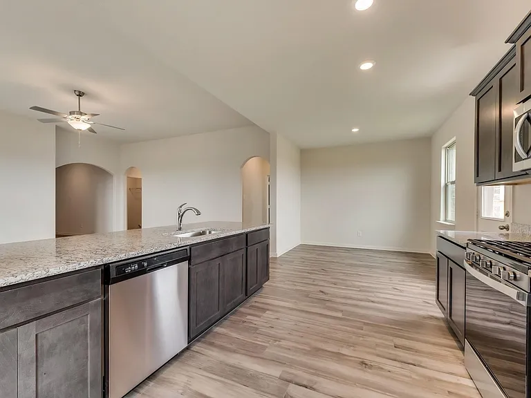 833 Serena Dr — Photo 2