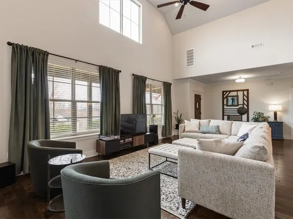 2200 NE Steinbeck Dr, Bentonville, AR 72712