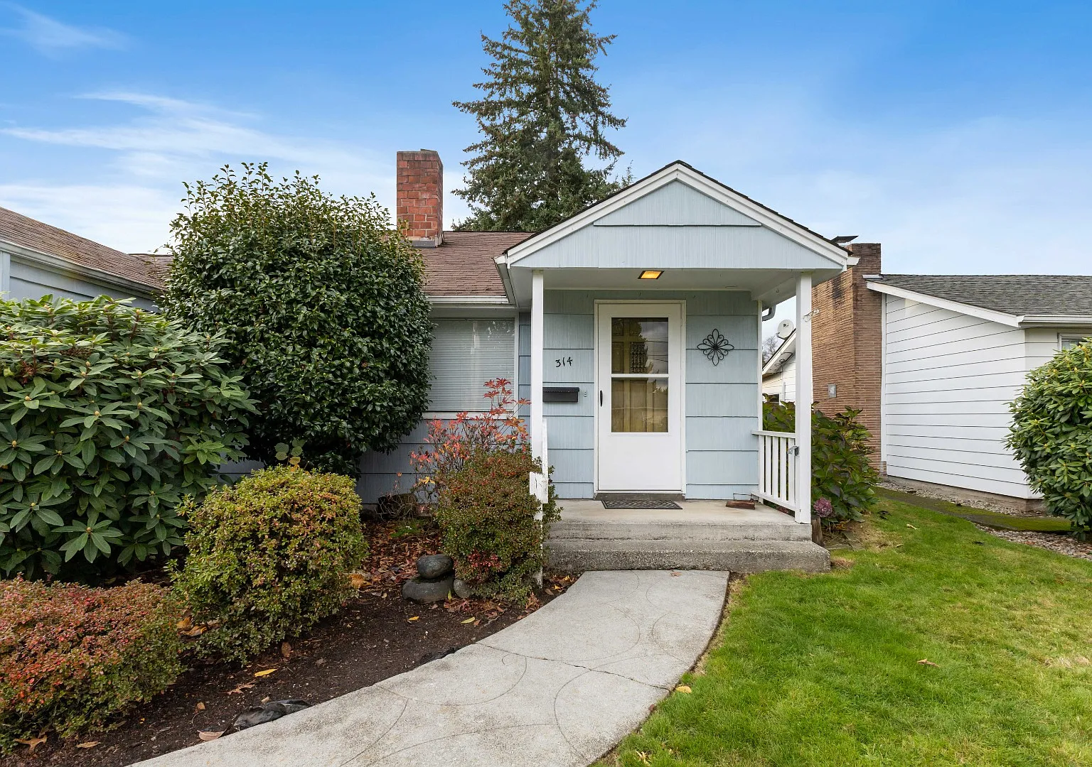 Charming 3BR Home with Private Yard in Puyallup — Photo 2