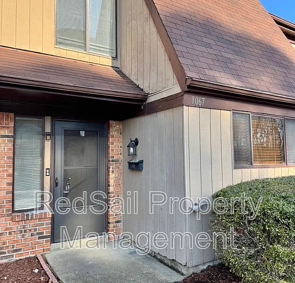 1067 Willow Green Dr — Photo 2