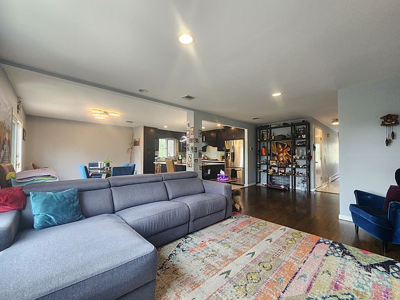 5th image of 194 8th St