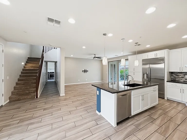 2345 W Gloria Ln — Photo 5