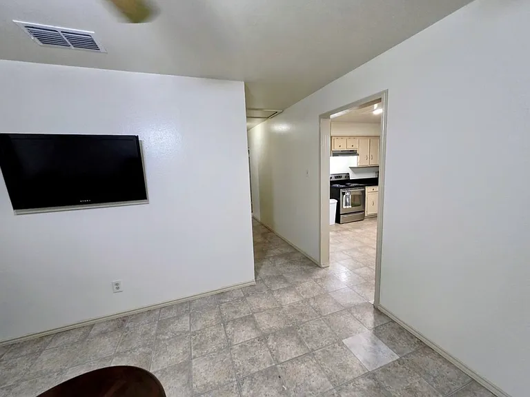 4616 Central Cir — Photo 4