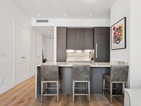 3rd image of 305 E 61st St #503
