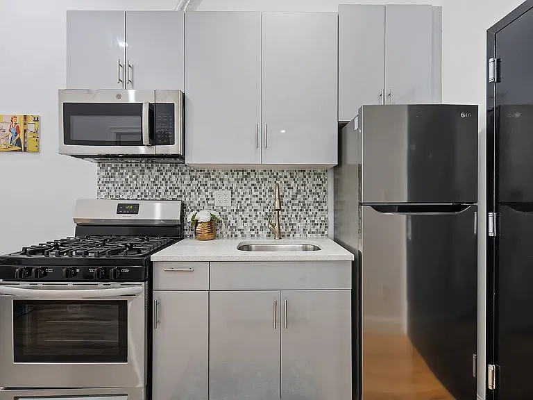 263 Halsey St #2R — Photo 4