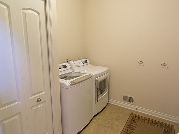 2nd image of 707 W Castlebury Cir