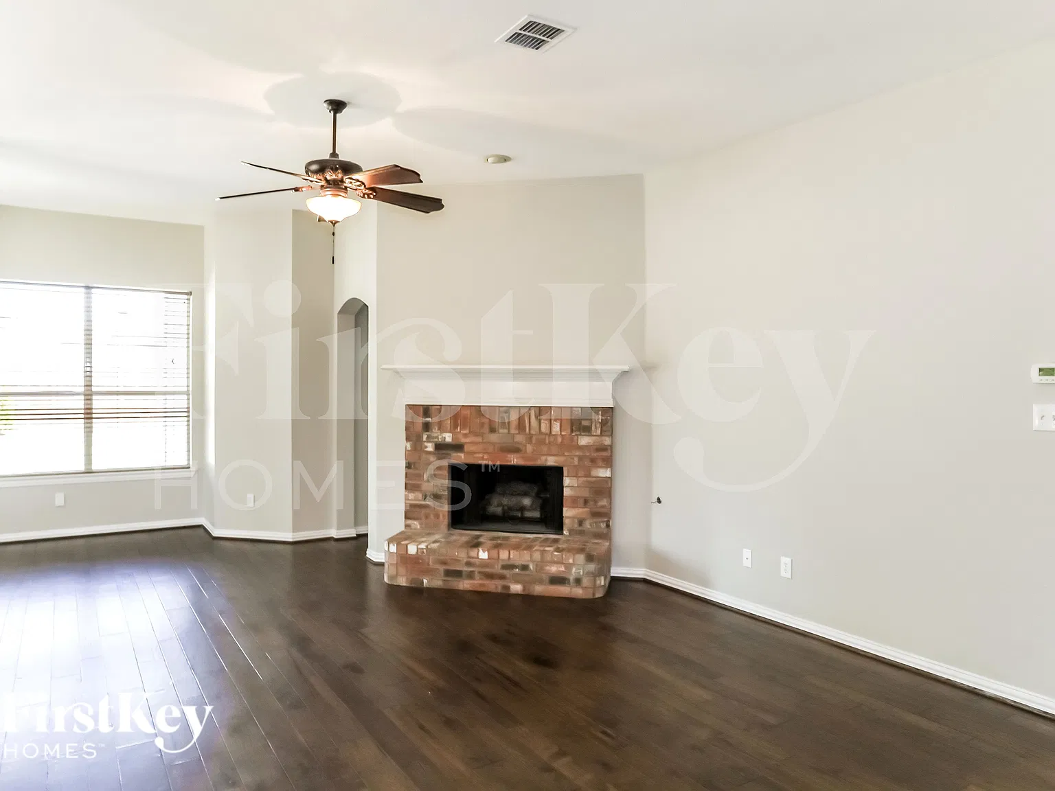 3 bed, 2.0 bath, 2744 sqft, $3,015 — Photo 2