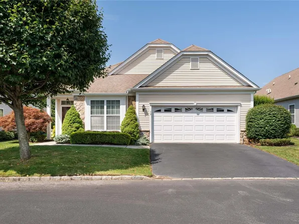 39 Louden Loop #39, Mount Sinai, NY 11766