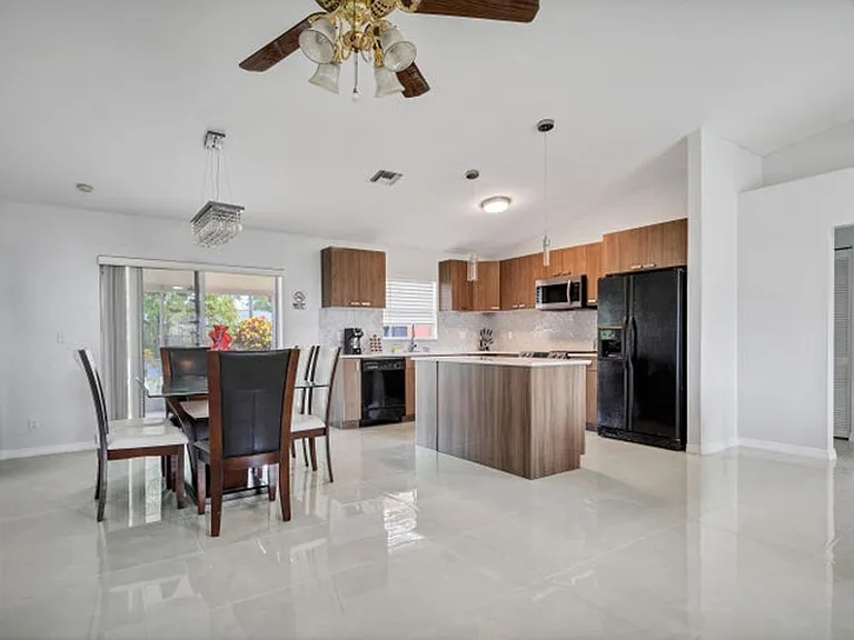 113 Madrid St — Photo 3