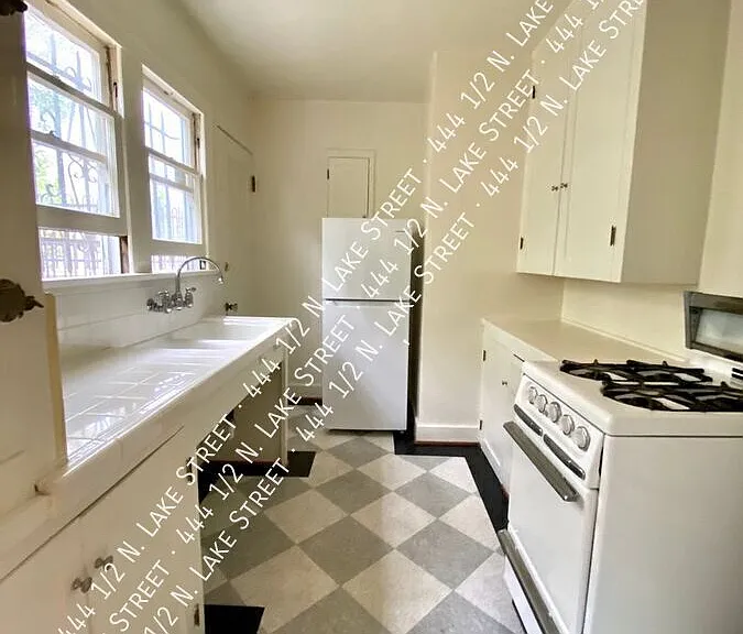 444 1/2 N Lake St — Photo 15
