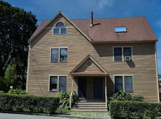67 Lincoln St #A, Manchester, MA 01944