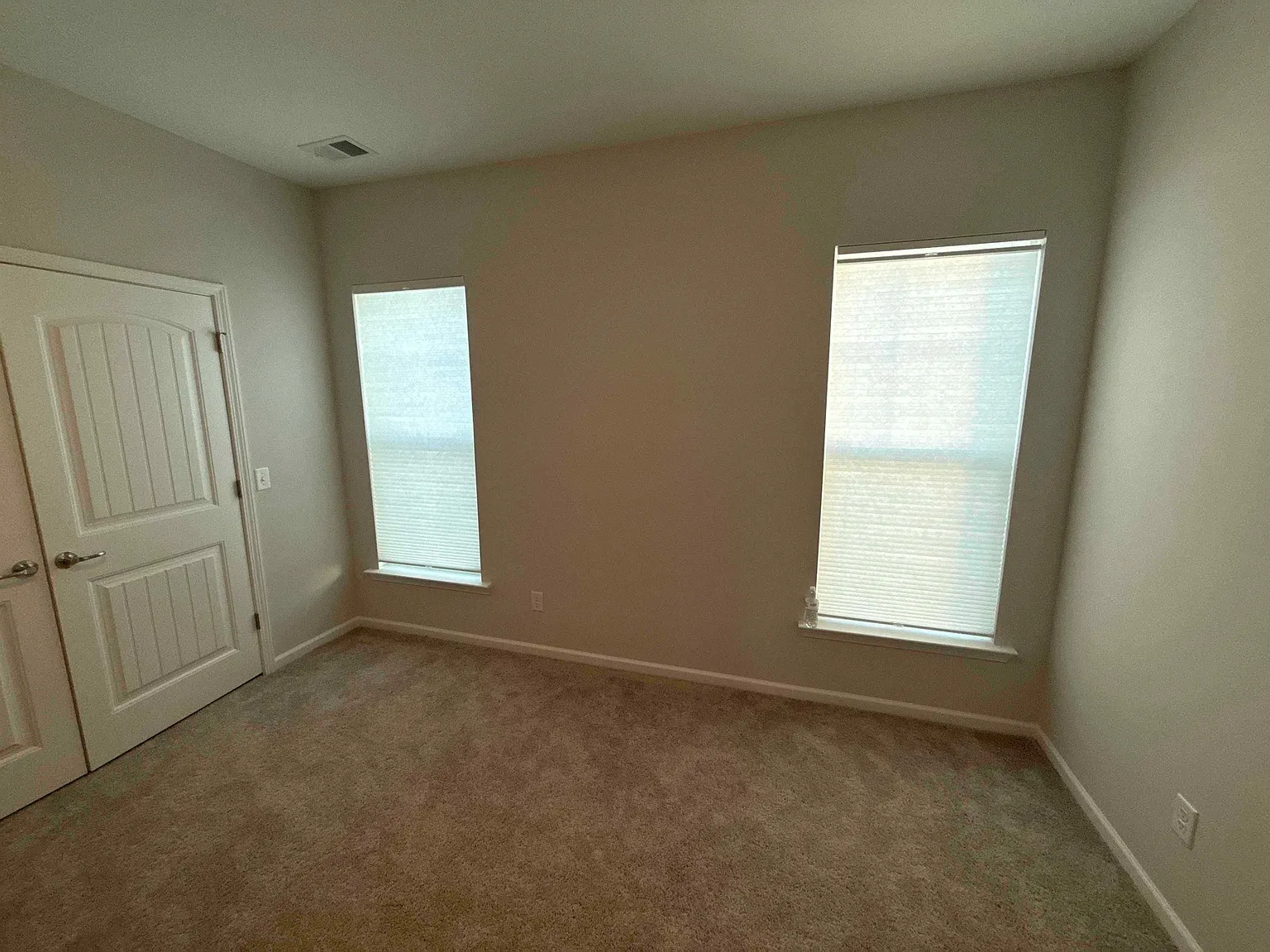 6 bed, 2956 sqft, $819 — Photo 4