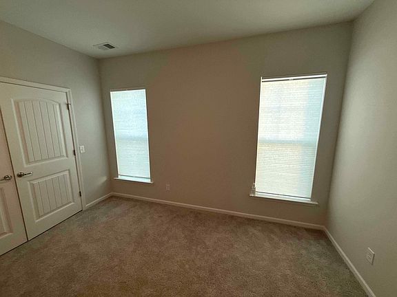 4th image of 16 Roxbury Dr