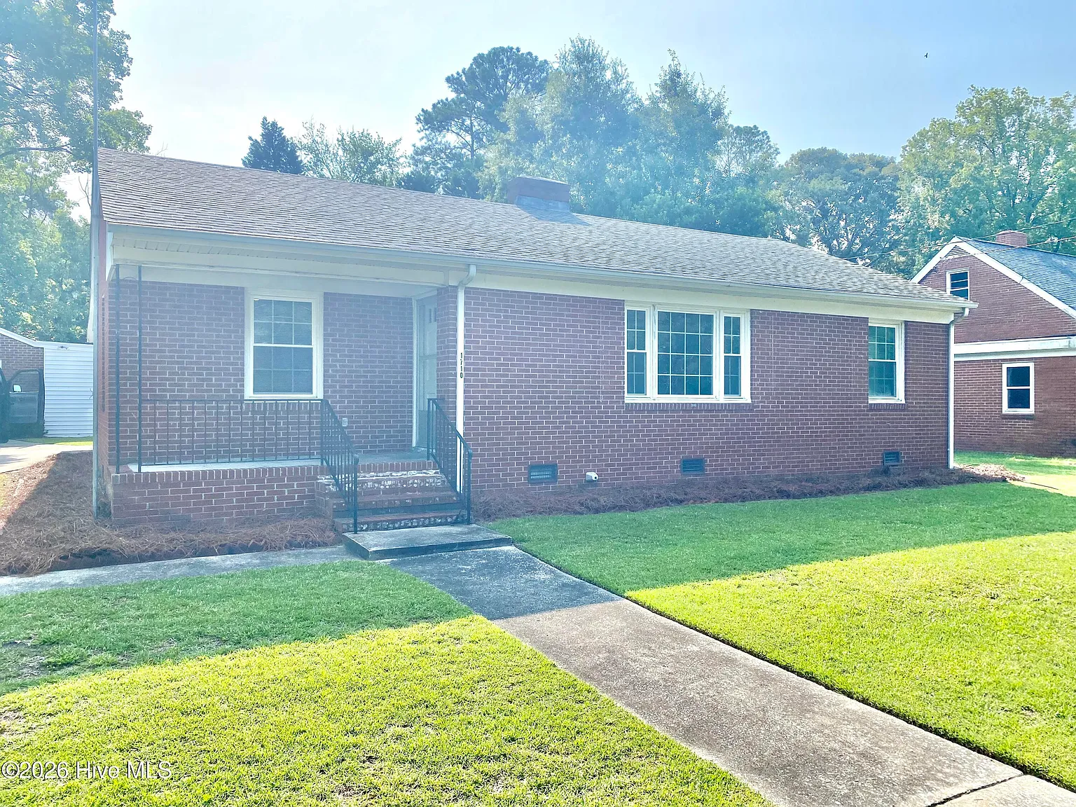 3 bed, 1.0 bath, 1245 sqft, $1,600 — Photo 1