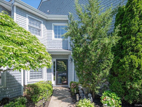55 Lakebridge Drive S, Kings Park, NY 11754
