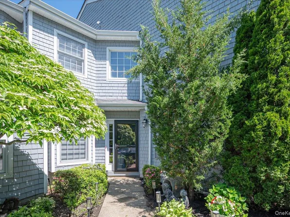 55 Lakebridge Drive S, Kings Park, NY 11754