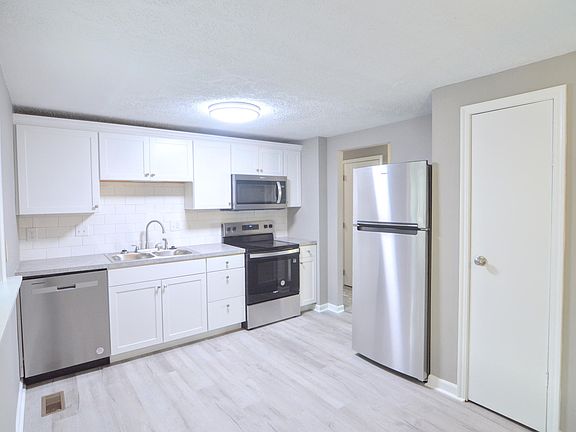 2nd image of 43 Carriage Hill Dr