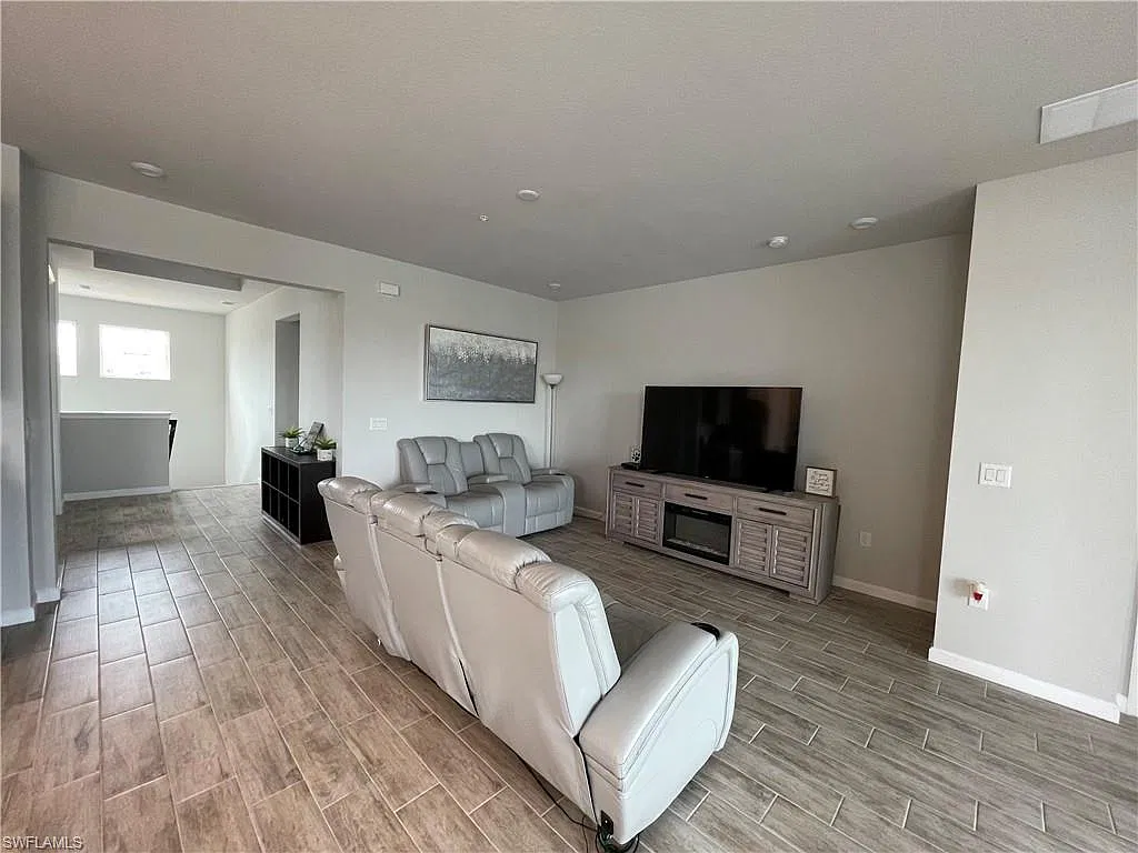 3 bed, 2.0 bath, 1721 sqft, $6,000 — Photo 4