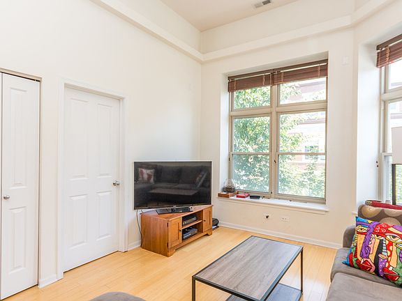 5th image of 1342 N Claremont Ave APT 3F