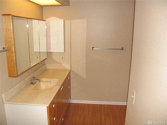 Bath 1 upstairs
